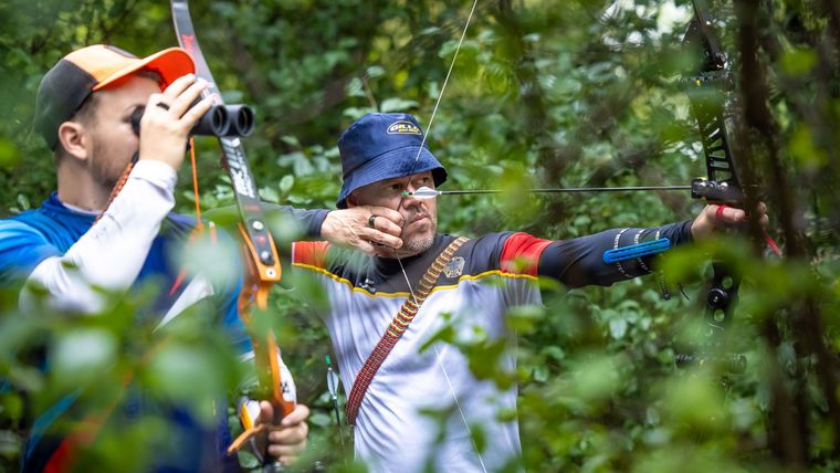 Foto: World Archery / Blankbogenschütze Rüdiger Schäfer (rechts) hat sich bei der 3D-WM im Einzel als auch im Mixed mit Ehefrau Christine eine gute Ausgangsposition verschafft.