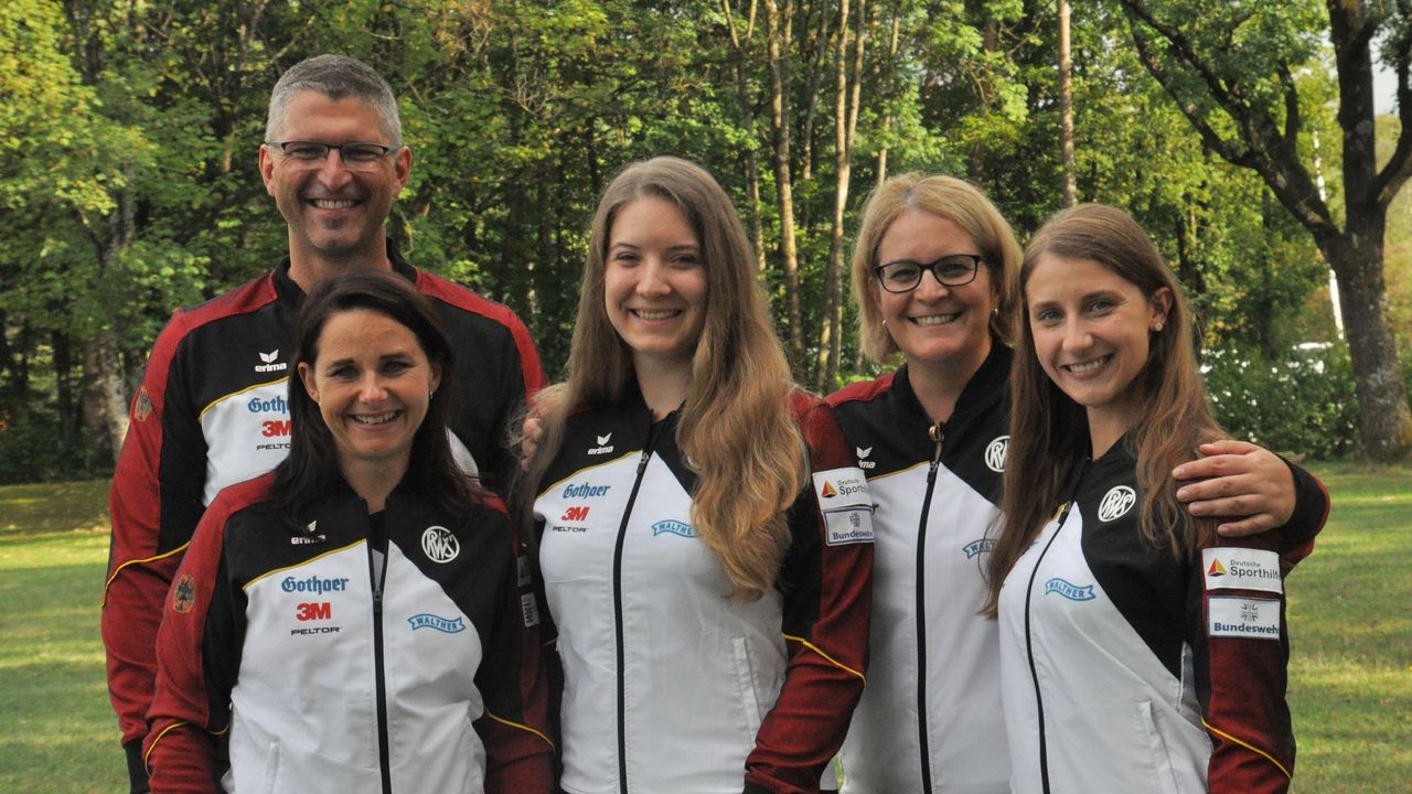 Foto: Harald Strier / Das Sportpistolen-Team v.l.: Co-Trainer Thomas Karsch, Monika Karsch, Doreen Vennekamp, Bundestrainerin Claudia Verdicchio-Krause und Michelle Skeries.