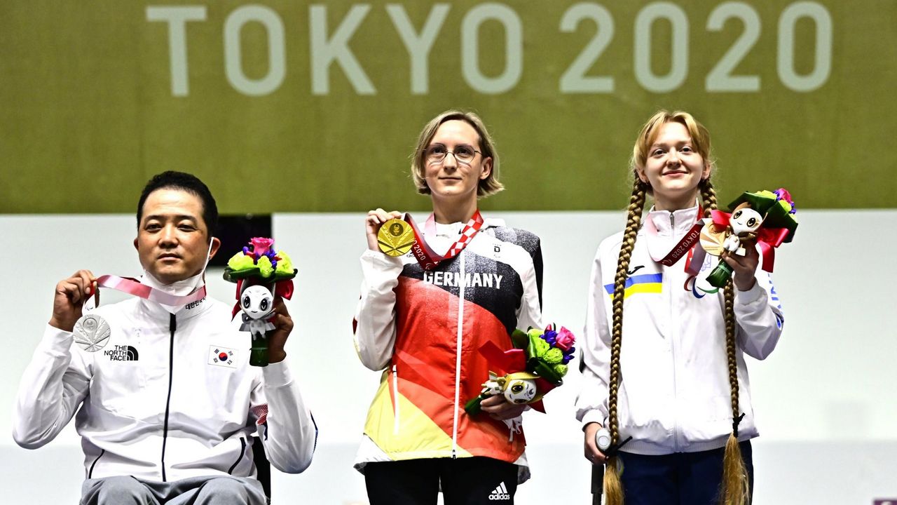 Foto: World Shooting Para Sport / Die drei Medaillengewinner im KK-Liegendschießen Mix: Goldmedaillengewinnerin Natascha Hiltrop eingerahmt vom Südkoreaner Jinho Park und der Ukrainerin Iryna Shchetnik.