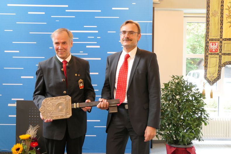 Foto: DSB / DSB-Präsident Hans-Heinrich von Schönfels und Klaus Dieter Groß, Geschäftsführer der Betreibergesellschaft des Bundesstützpunktes, mit dem 