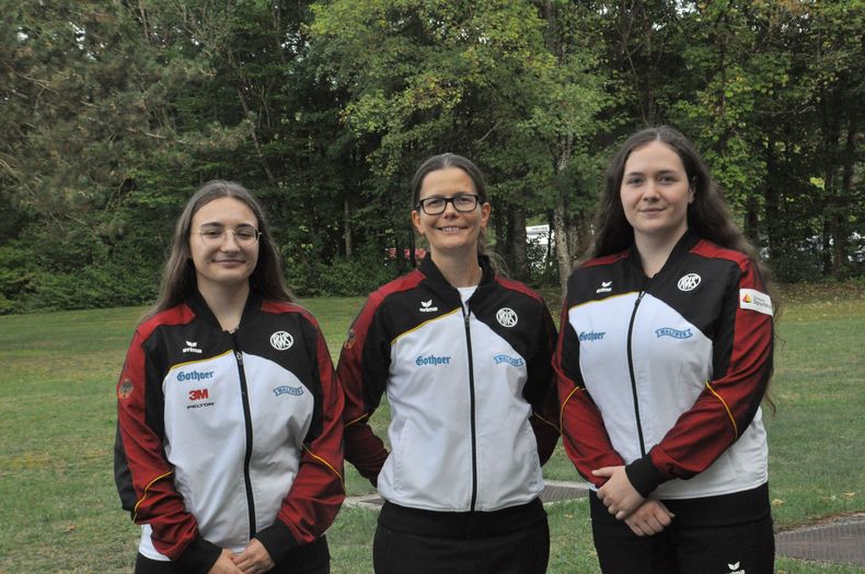 Foto: Harald Strier / Klein, aber fein ist das EM-Team mit der Sportpistole aufgestellt mit Lydia Vetter, Bundestrainerin Jördis Grabe und Vanessa Seeger. Foto: Harald Strier / Klein, aber fein ist das EM-Team mit der Sportpistole aufgestellt mit Lydia Vetter, Bundestrainerin Jördis Grabe und Vanessa Seeger.