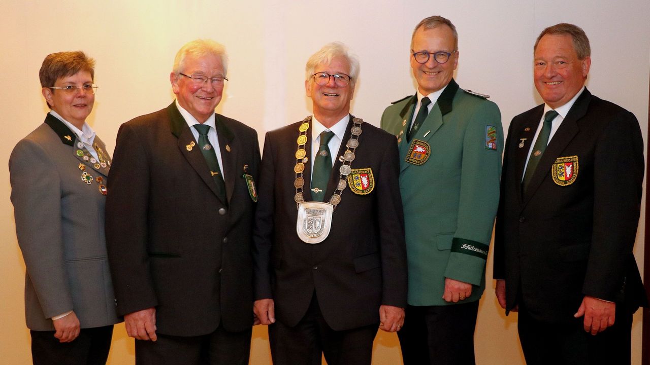 Foto: Margrit Kunde / Das neue Präsidium des Norddeutschen Schützenbundes v.l.: Martina Dollerschell, Alfred Koitzsch, Ekkehard Merbeth, Nikolaus Träuptmann und Jens Denecke.