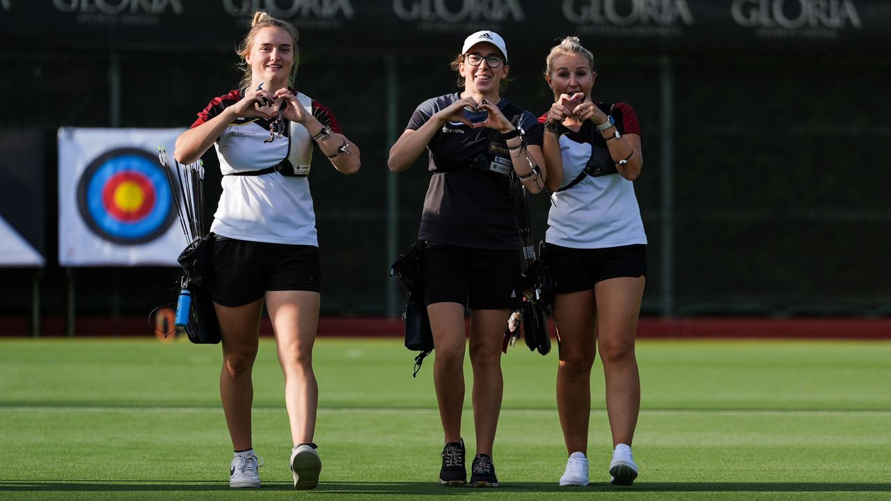 Foto: Aleksandra Szmigiel / Bereit für den ersten Weltcup der Saison: Charline Schwarz, Elisa Tartler und Katharina Bauer (v.l.).