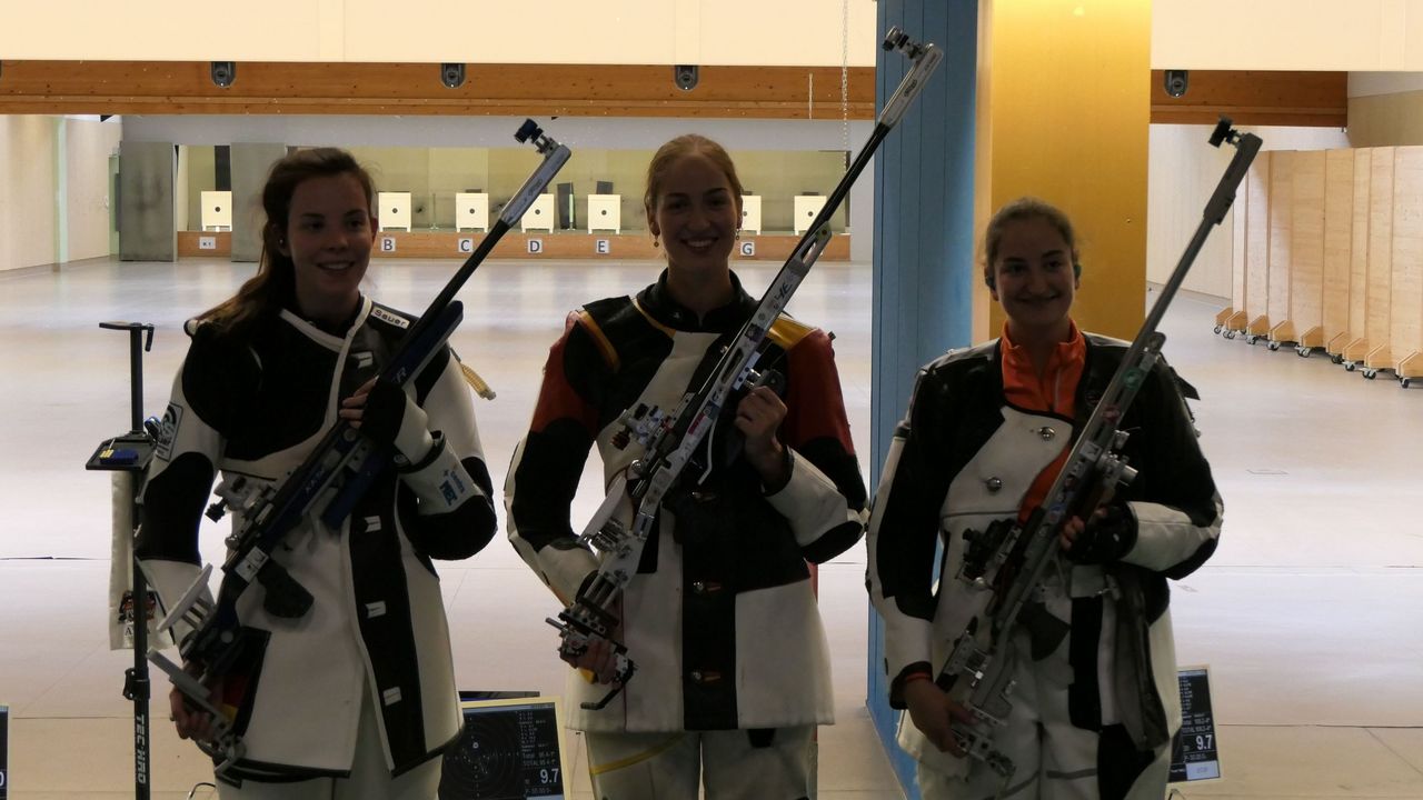 Foto: DSB / Bei der DM in München belegten Hannah Steffen, Anna Janßen und Denise Palberg die Podiumsplätze im KK-Dreistellungskampf, bei der WM in Kairo ist das Trio auch am Start.