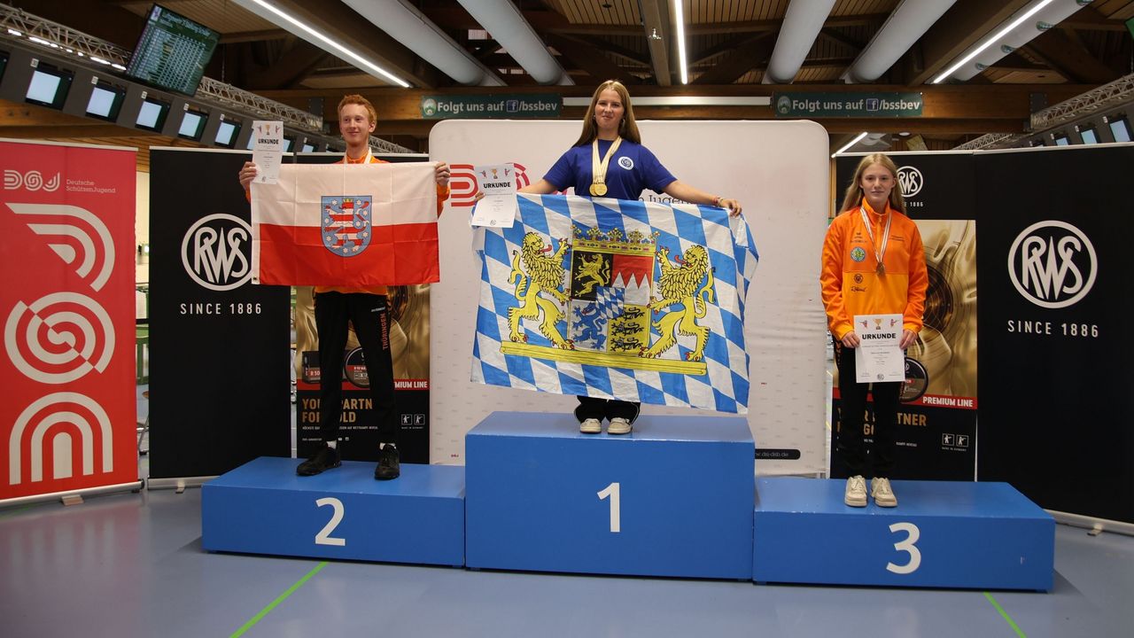Foto: Luca Großmann / Die Sieger im Wettbewerb 25m Pistole Einzel v.l.: Jannik Schmidt (Thüringen), Lina Karsch (Bayern) und Alina von Nordheim (Thüringen).