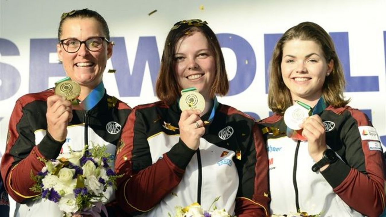 Foto: ISSF / Beim Weltcup in Baku gewannen Christine Wenzel, Nadine Messerschmidt und Nele Wißmer Team-Gold, bei der EM-Qualifikation sind sie Konkurrentinnen.