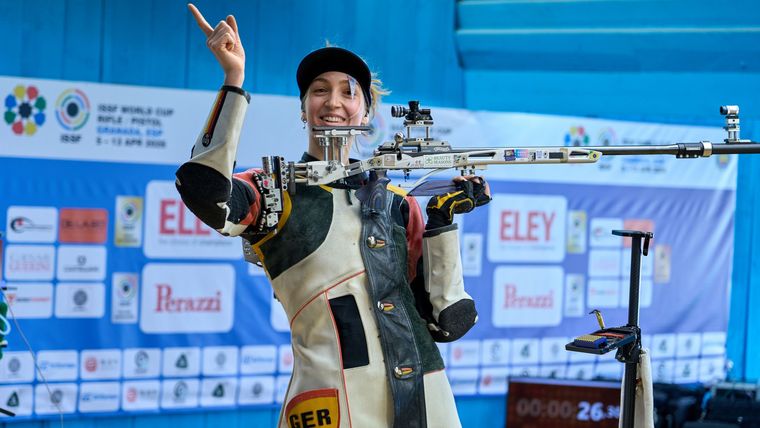 Foto: ISSF / Kann etwas entspannter in die WM-Qualifikation gehen, weil sie im KK 3x20 gesetzt ist: Anna Janßen, hier nach ihrem Weltcup-Sieg in Granada.