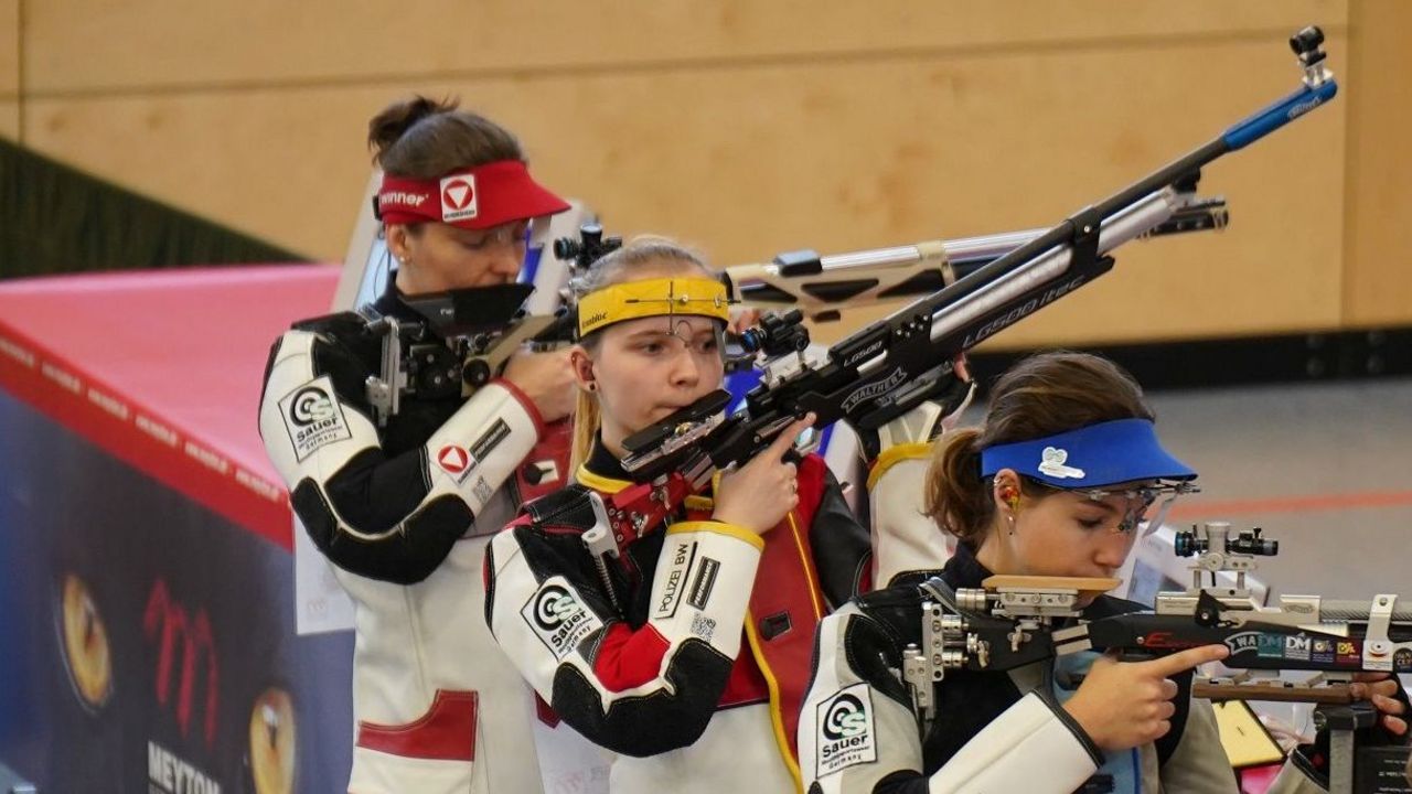 Foto: SSV Kronau / Larissa Wegner (Mitte) und der SSV Kronau liegen auf Kurs Finalteilnahme.
