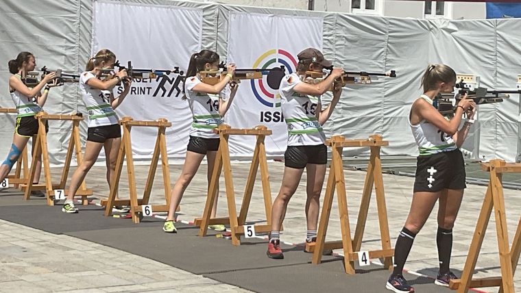 Foto: BSSB / Acht DSB-Athleten um Kerstin Schmidt (mit Kappe) laufen und schießen bei der World Tour im italienischen Ora.