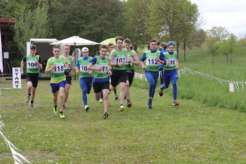 Foto: BSSB / Die Entscheidung bei den Junioren fiel in einem echten Finale,  Jacob Hofmann (Nr. 103) setzte sich im Schlussspurt durch.