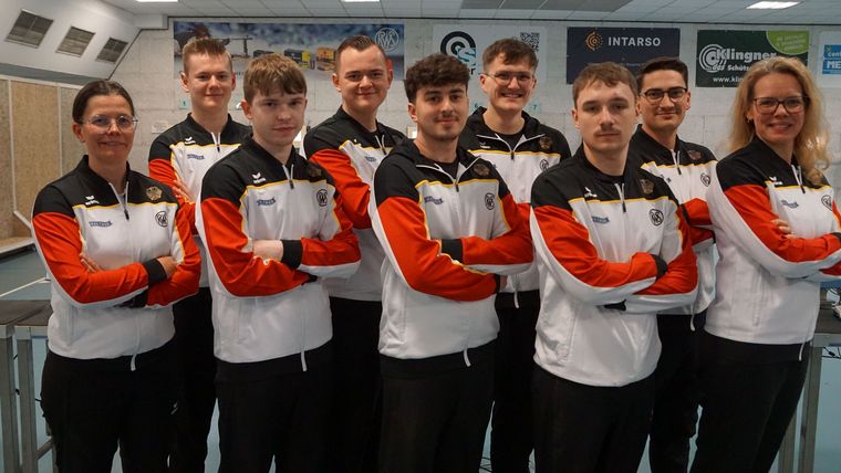 Foto: Sophia Benterbusch / Das männliche Luftpistolenteam für die WM in Suhl mit den Betreuern und Bundestrainerin Jördis Grabe (links).