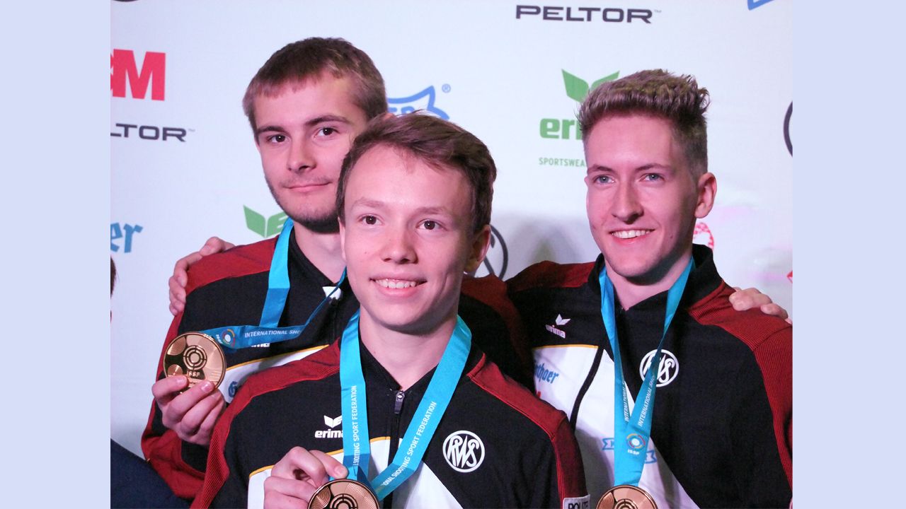 Foto: Michael Eisert / Deutsche Junioren gewinnen Gold im Liegendschießen.