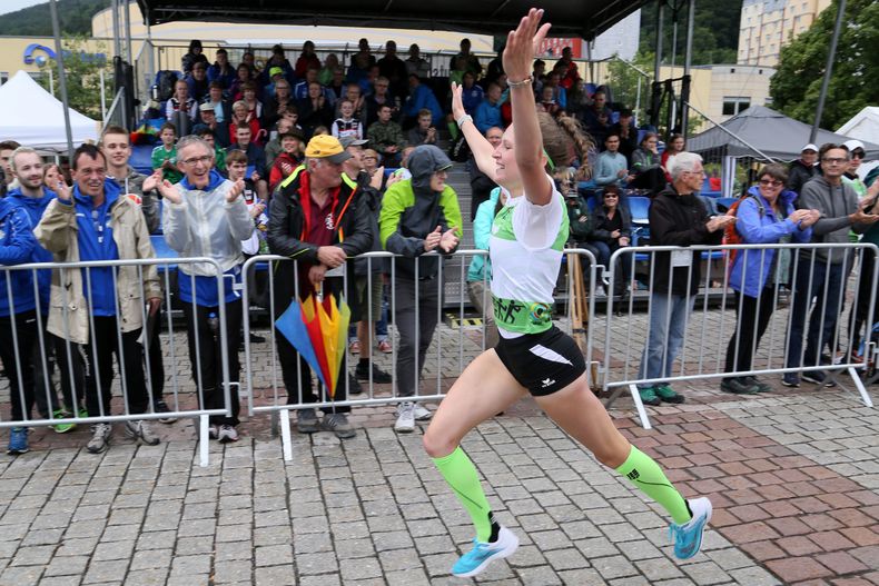 Foto: Werner Wabnitz / Zieleinlauf von Madlen Guggenmos bei den Juniorinnen.