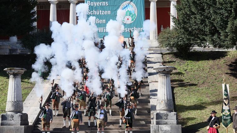 Foto: BSSB / Das Oktoberfest wird mit dem Abböllern beendet.
