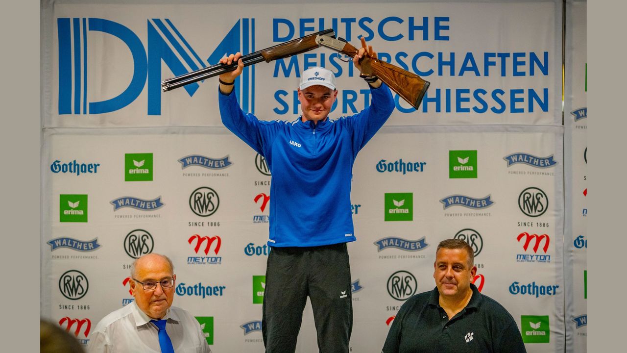 Foto: DSB / Vizepräsident Sport Gerhard Furnier, Luis Lange, Nachwuchsschützen des Jahres und Ralf Müller, Prokurist H. Krieghoff GmbH.