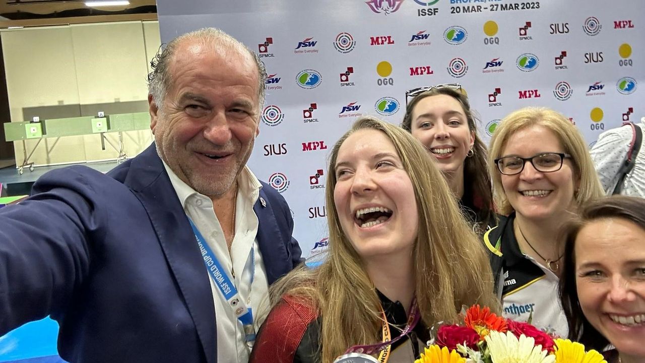 Foto: DSB / Gute Laune überall: ISSF-Präsident Luciano Rossi macht ein Selfie mit dem deutschen Team um Silbermedaillengewinnerin Doreen Vennekamp.
