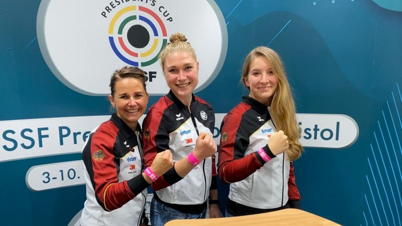 Foto: DSB / Haben gut lachen: Monika Karsch (links) und Doreen Vennekamp (rechts) stehen im Sportpistolen-Finale und werden von Carina Wimmer angefeuert.