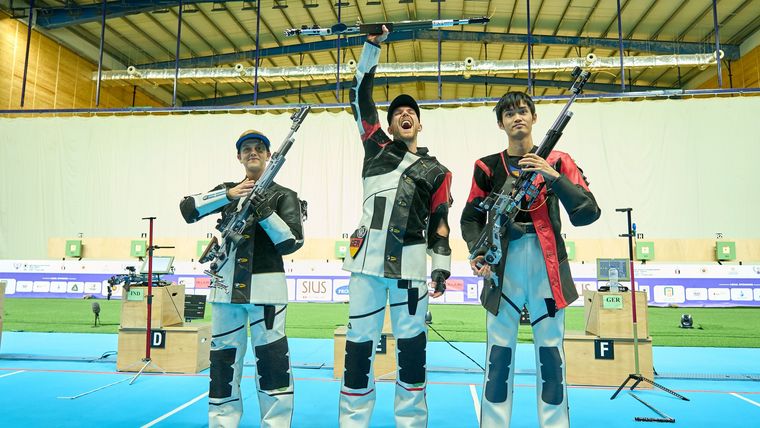 Foto: ISSF / Maxi Dallinger hat beste Erinnerungen an den Stand in Kairo. 2025 wurde er hier Weltmeister.