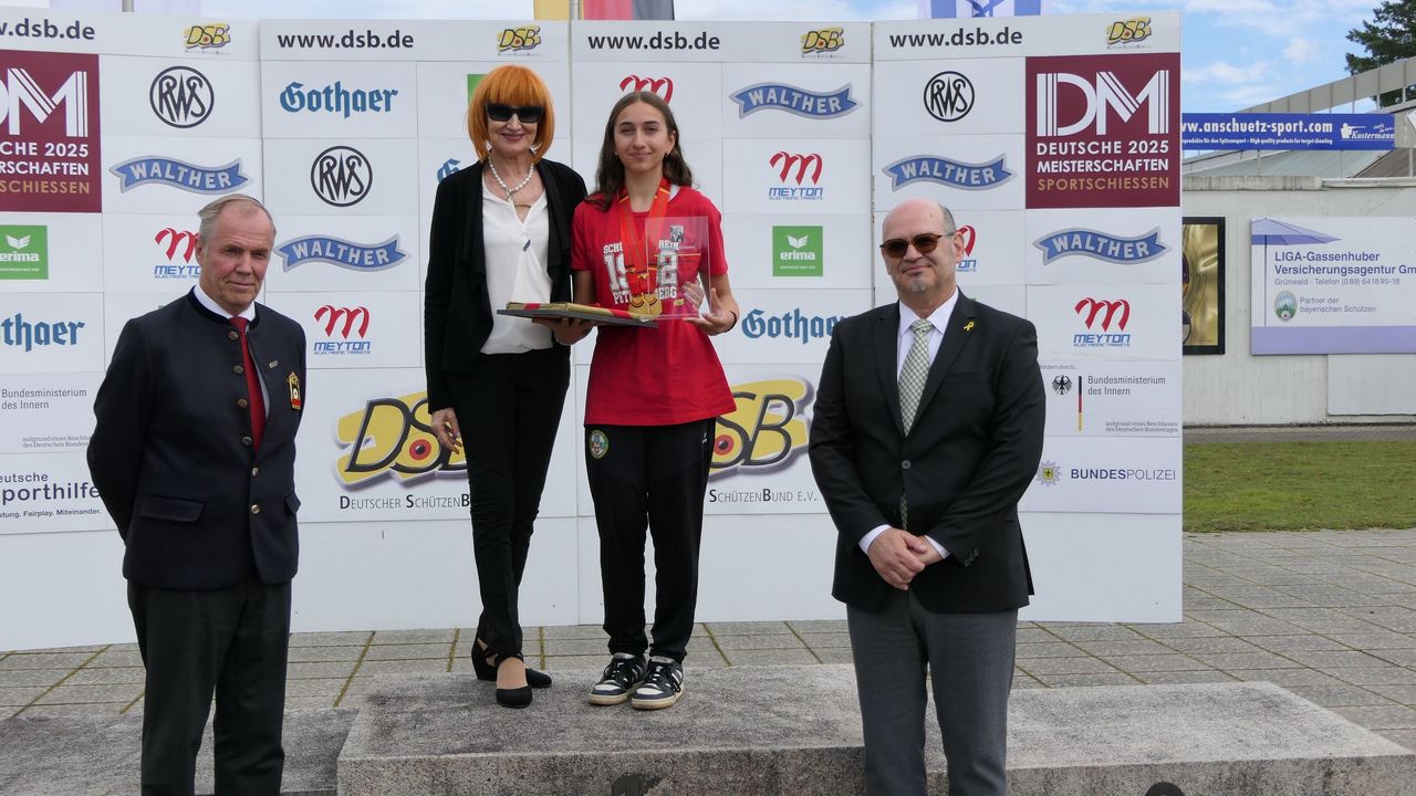 Foto: DSB / Anabell Dörsam, die Siegerin des Kehat Shor Gedächtnispreises, mit dessen Tochter Michal Shahar, Michael Rohar, Präsident des Israelischen Schießsportverbandes und DSB-Präsident Hans-Heinrich von Schönfels.
