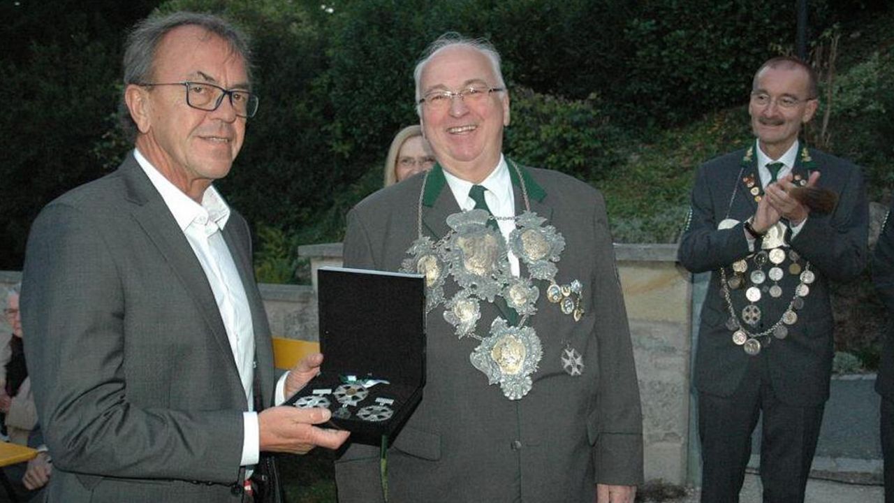 Rekordschützenkönig Rainer Reißenweber (Mitte, mit der wertvollen Königskette) übergibt die Königsorden 2020 an Museumsleiter Stefan Grus. Rechts Ehrenoberschützenmeister Hans-Herbert Hartan.