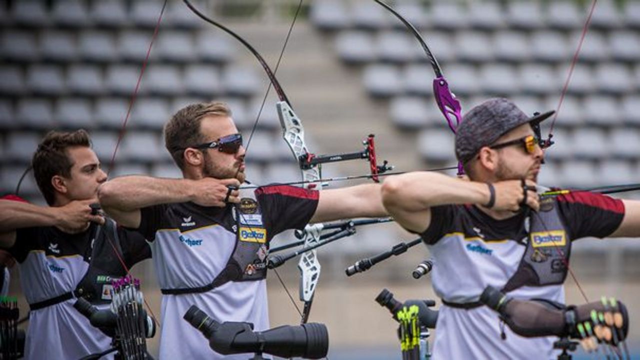 Foto: World Archery / Wie aus einem Guss: Moritz Wieser, Florian Unruh und Maximilian Weckmüller stehen im Paris im Goldfinale.