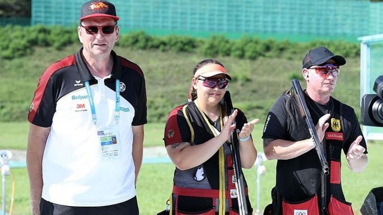 Foto: ISSF / Applaus für die Leistungen in den Teamwettkämpfen, zur EM-Medaille reichte es für Bundestrainer Uwe Möller, Kathrin Murche und Andreas Löw aber nicht.