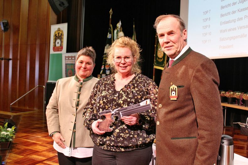Foto: SVS / DSB-Präsident Hans-Heinrich von Schönfels überreichte im Beisein von Landessportleiterin Ina Gierschmann (links) Anne Gebel (SV Dörsdorf) eine Luftpistole im Rahmen der Kampagne 