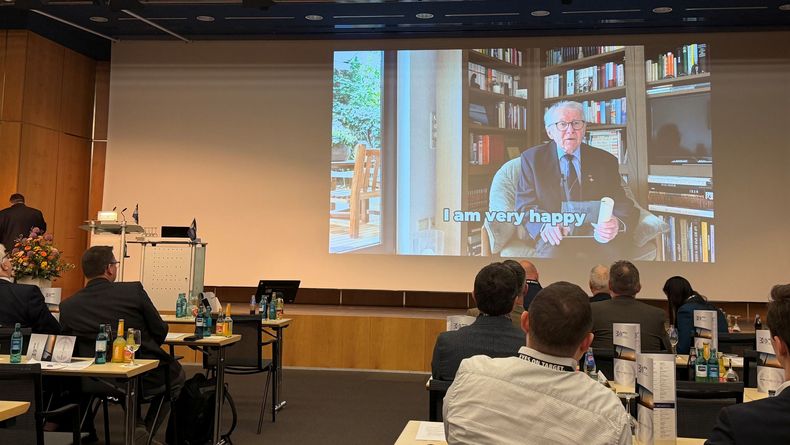 Foto: DSB / Jürgen Kohlheim mit seiner Video-Botschaft an die Delegierten des WFSA.