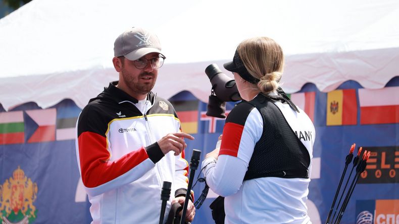 Foto: WAE / Nachwuchs-Bundestrainer Freddy Siebert - hier im Gespräch mit Regina Kellerer - macht nach der zweiten WM-Qualifikation seinen Nominierungsvorschlag. Foto: WAE / Nachwuchs-Bundestrainer Freddy Siebert - hier im Gespräch mit Regina Kellerer - macht nach der zweiten WM-Qualifikation seinen Nominierungsvorschlag.