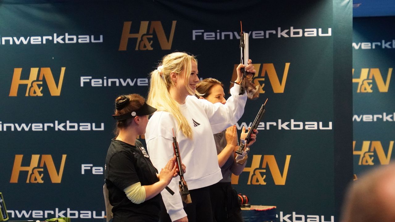 Foto: DSB / Und hoch das Sportgerät! Josefin Eder siegte souverän mit der Luftpistole.