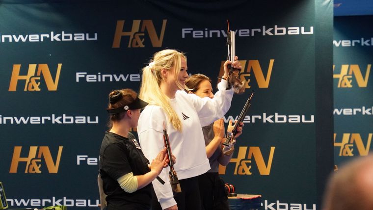 Foto: DSB / Und hoch das Sportgerät! Josefin Eder siegte souverän mit der Luftpistole.