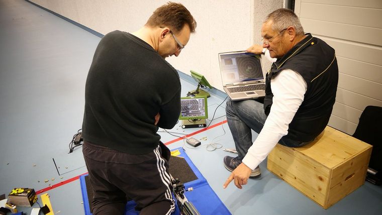 Foto: DSB / Manfred Gohres (rechts) ist Bundesstützpunkttrainer in Wiesbaden und vermittelt seine große Erfahrung an die Teilnehmer des KK Liegend-Lehrganges.