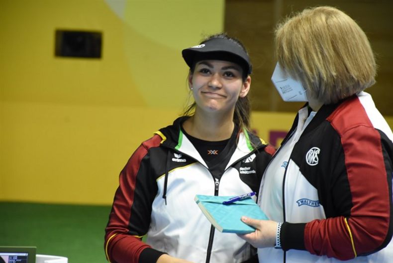 Foto: ISSF / Andrea Heckner, hier mit Bundestrainerin Claudia Verdicchio-Krause, gewann Silber und Bronze.