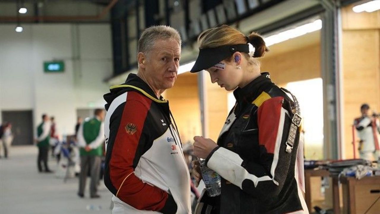 Foto: ISSF / Sehen sich am Wochenende bei der EM-Qualifikation in Wiesbaden: Bundestrainer Achim Veelmann und Top-Schützin Anna Janßen.