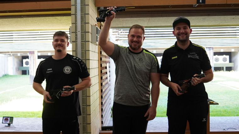 Foto: DSB / Bei der Deutschen Meisterschaft siegte Oliver Geis vor Fabian Otto (links) und Emanuel Müller mit der Schnellfeuerpistole. Bei der WM-Qualifikation greift das Trio abermals zur Waffe. 