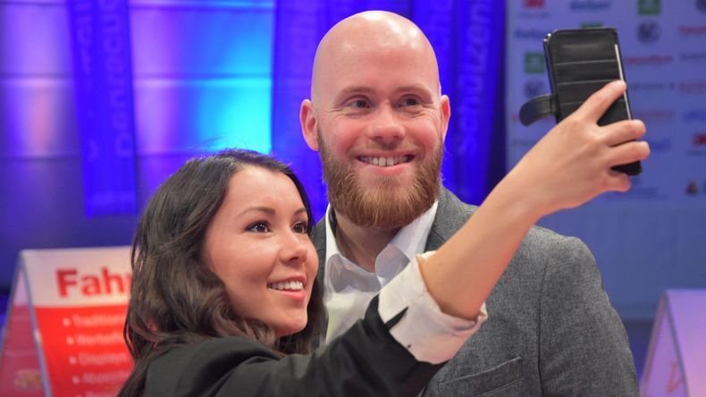 Foto: Foto Eckhard Frerichs / Janine Meissner, hier mit Moderator Michael Spannaus, wird das Bundesligafinale auf dem DSB-Instagram-Account begleiten. Foto: Foto Eckhard Frerichs / Janine Meissner, hier mit Moderator Michael Spannaus, wird das Bundesligafinale auf dem DSB-Instagram-Account begleiten.