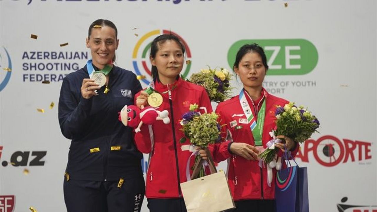 Foto: ISSF / Ein typisches Bild in den ersten Tagen: Eine chinesische Athletin gewinnt Gold, Bronze geht ebenfalls an China, Anna Korakaki/GRE rettet die Ehre der anderen Nationen.