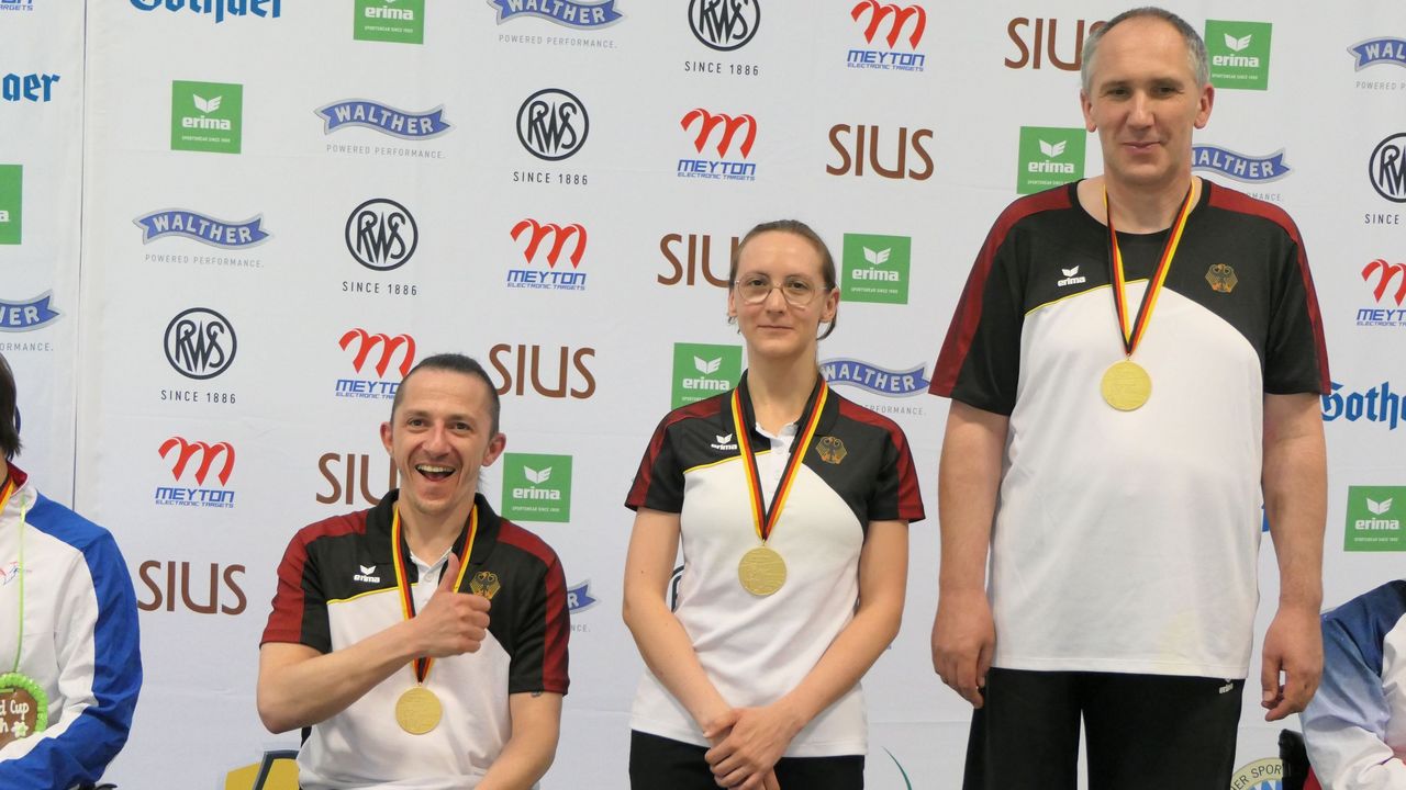 Foto: DSB / Ein Team, dreimal Gold, ein Weltrekord: Cliff Junker, Natascha Hiltrop und Bernhard Fendt beim Para-Weltcup in München.