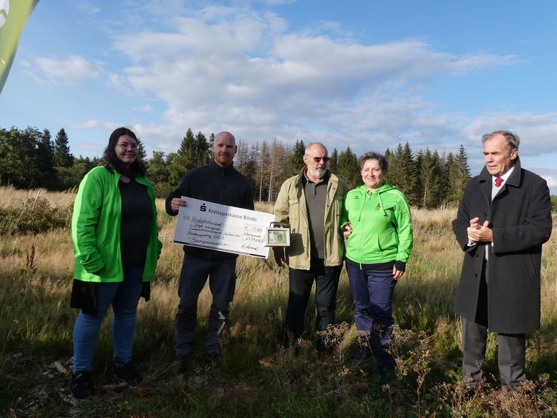 Manuela Scharrer, Immo Kramer, Eduard Korzenek, Evi Benner-Bittihn und Hans-Heinrich von Schönfels (von l.) bei der Scheckübergabe vor dem Pflanzen der ersten Bäume. Manuela Scharrer, Immo Kramer, Eduard Korzenek, Evi Benner-Bittihn und Hans-Heinrich von Schönfels (von l.) bei der Scheckübergabe vor dem Pflanzen der ersten Bäume.