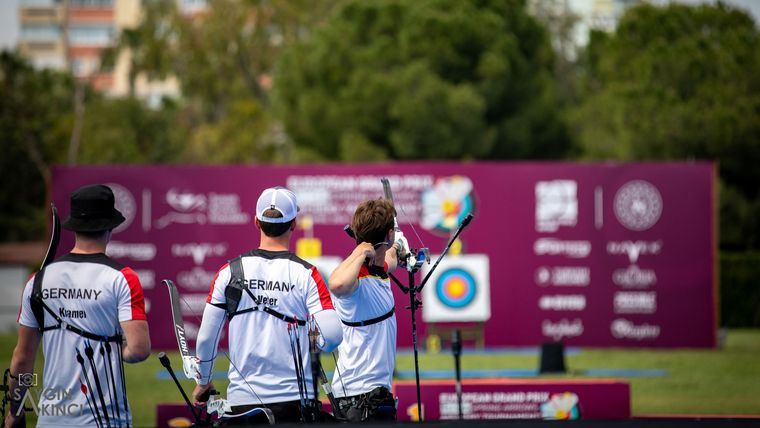 Foto: Türkischer Bogensportverband / Sicherten sich in souveräner Manier Gold im Teamwettbewerb: Mathias Kramer, Jonathan Vetter und Moritz Wieser (v.l.).