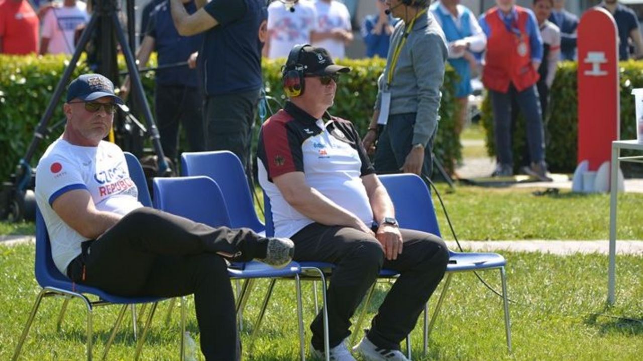 Foto: ISSF / Skeet-Bundestrainer Axel Krämer (rechts) beobachtet demnächst in Baku seine Schützen.