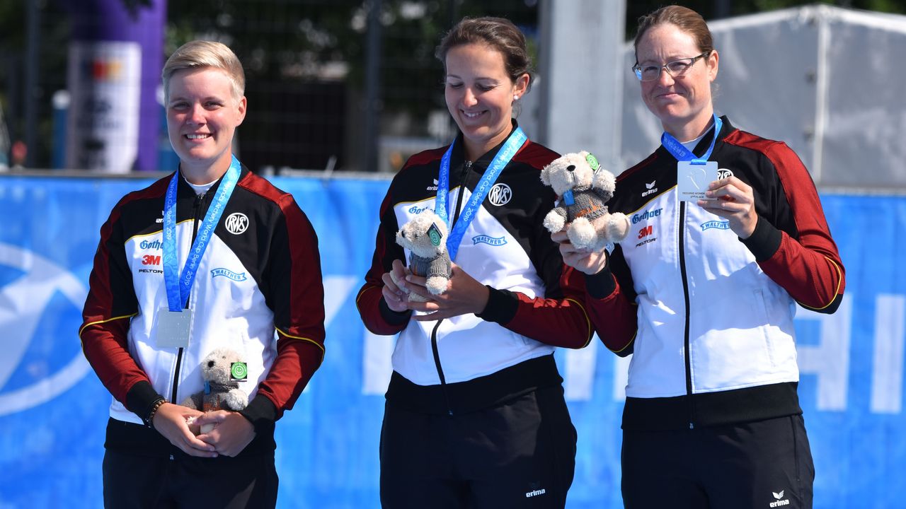 Foto: Eckhard Frerichs / Michelle Kroppen, Elena Richter und Lisa Unruh können sich auch über Silber freuen.