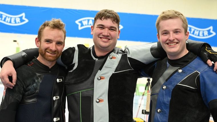 Foto: Zürcher Schießsportverband / Elias Stelzl (Mitte) siegte bei den Männern über die 10m-Distanz vor Michael Dhalluin/FRA (links) und Kilian Fichtl.