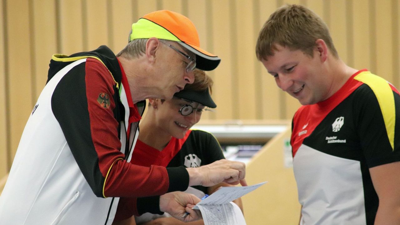 Foto: Deutsche Schützenjugend / Ehepaar Reitz in der Analyse mit Schnellfeuer-Bundestrainer Detlef Glenz.