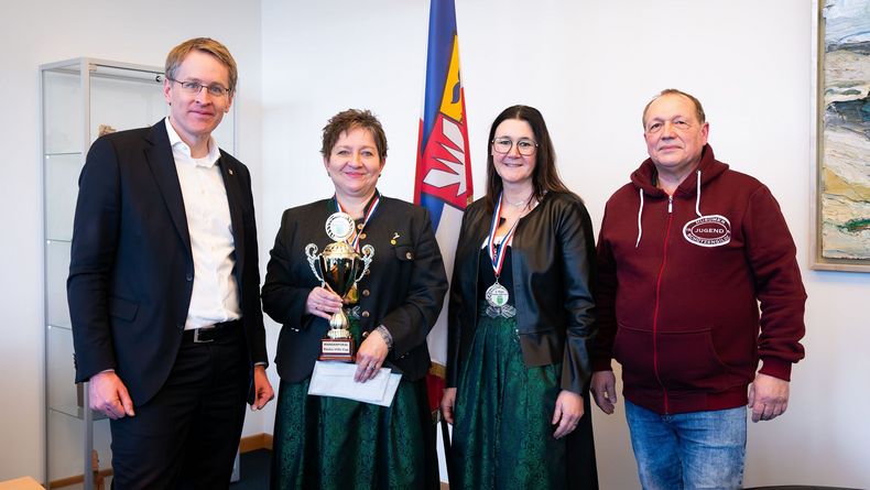 Foto: Staatskanzlei SH / Ministerpräsident Daniel Günther ehrte Evi Benner-Bittihn und Sylvia Röckl für die Erfolge 2023, rechts Thilo Berg, Jugendschaffer der Husumser Schützengilde. Foto: Staatskanzlei SH / Ministerpräsident Daniel Günther ehrte Evi Benner-Bittihn und Sylvia Röckl für die Erfolge 2023, rechts Thilo Berg, Jugendschaffer der Husumser Schützengilde.