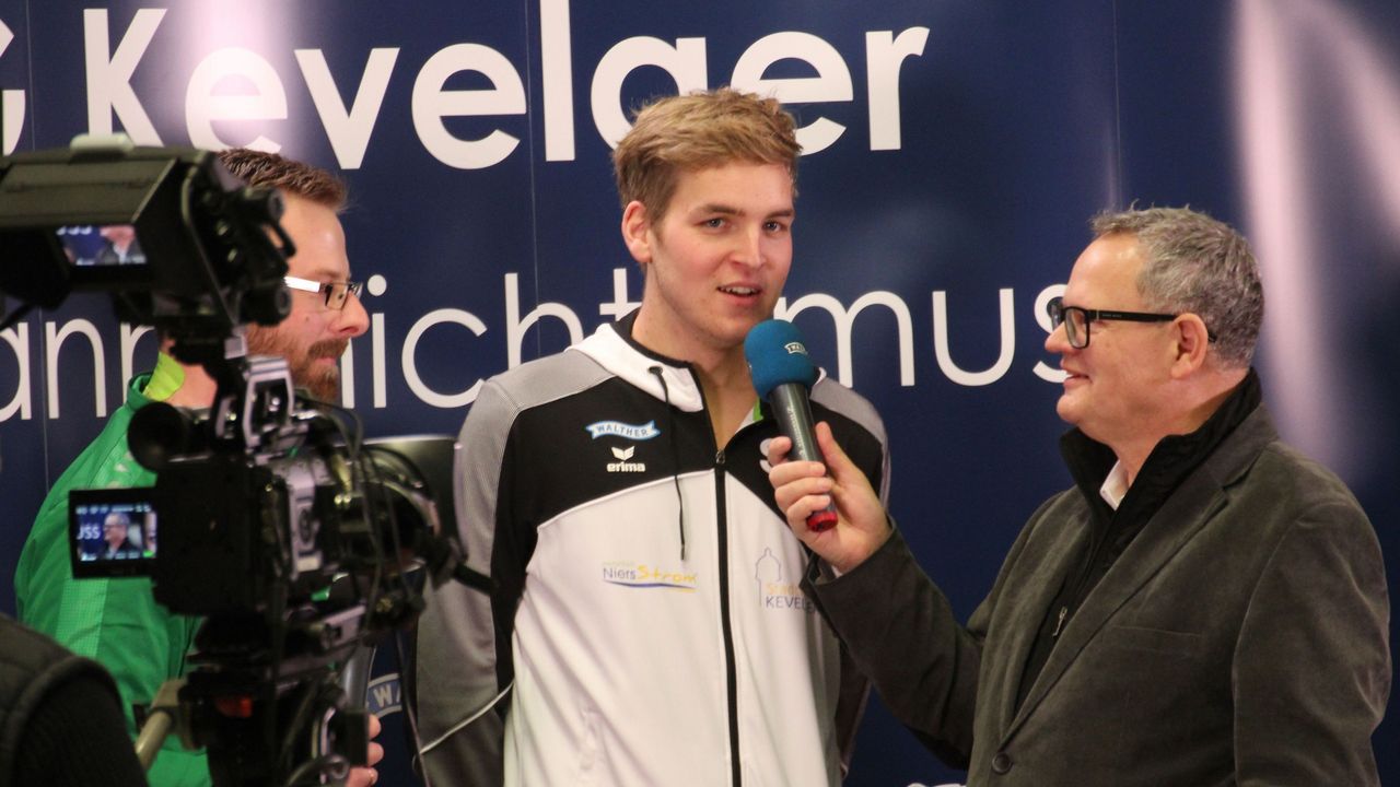 Foto: SSG Kevelaer / Ein bekanntes Bild aus Kevelaer: Ulli Potofski (rechts) interviewt Kevelaer-Trainer Simon Janßen.