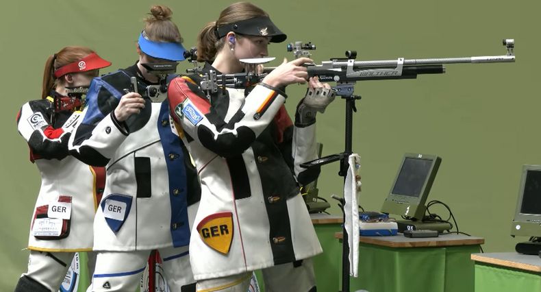 Foto: DSB / Setzten mit Teambronze einen tollen Schlusspunkt der EM: Larissa Weindorf, Vanessa Gleißner und Anna Janßen (v.l.).