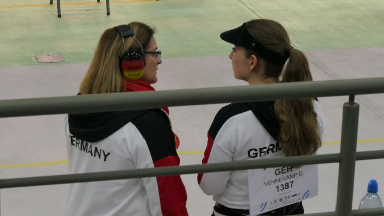 Foto: DSB / Bundestrainerin Claudia Verdicchio-Krause und Doreen Vennekamp bei der ersten Analyse nach dem Wettkampf.