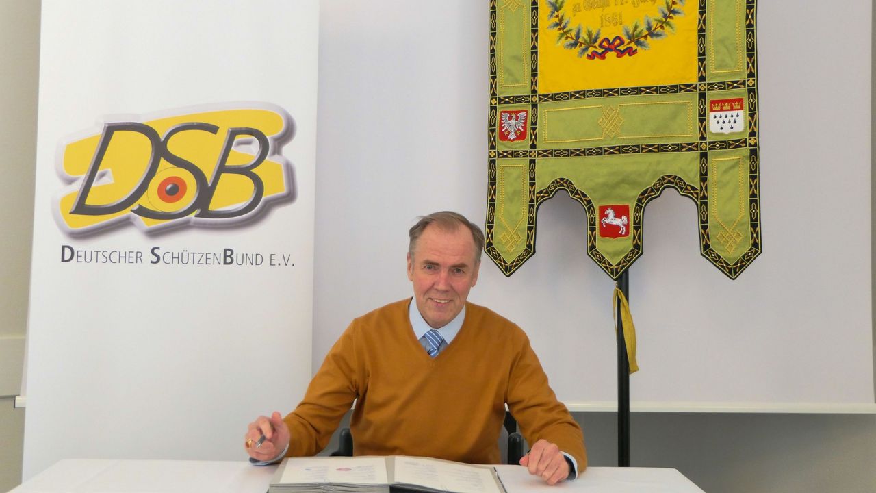 Foto: DSB / DSB-Präsident Hans-Heinrich von Schönfels unterzeichnete die historische Vereinbarung mit Freude.