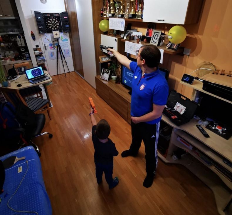 Bild: Damir Mikec / Wie der Vater, so der Sohn: Mit einer Wasserpistole trainiert der Sohn zuhause mit seinem Papa, Damir Mikec. Bild: Damir Mikec / Wie der Vater, so der Sohn: Mit einer Wasserpistole trainiert der Sohn zuhause mit seinem Papa, Damir Mikec.